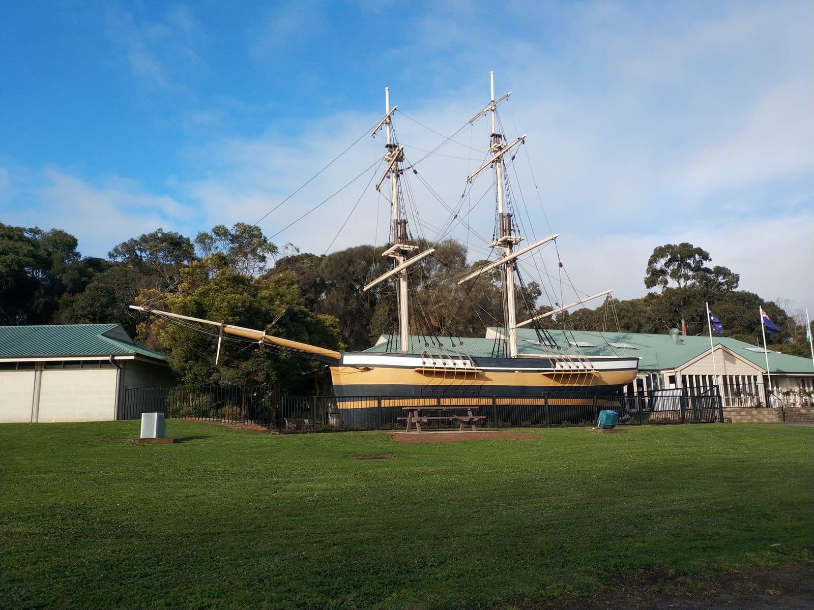 mount gambier tourist information centre