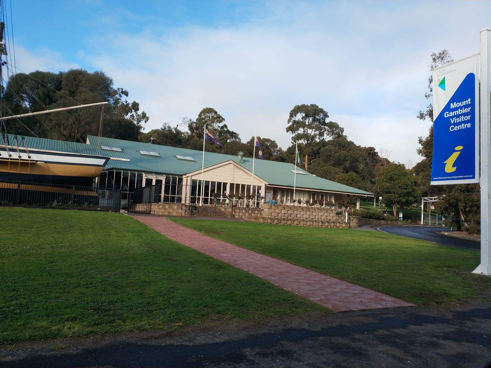 mount gambier tourist information centre