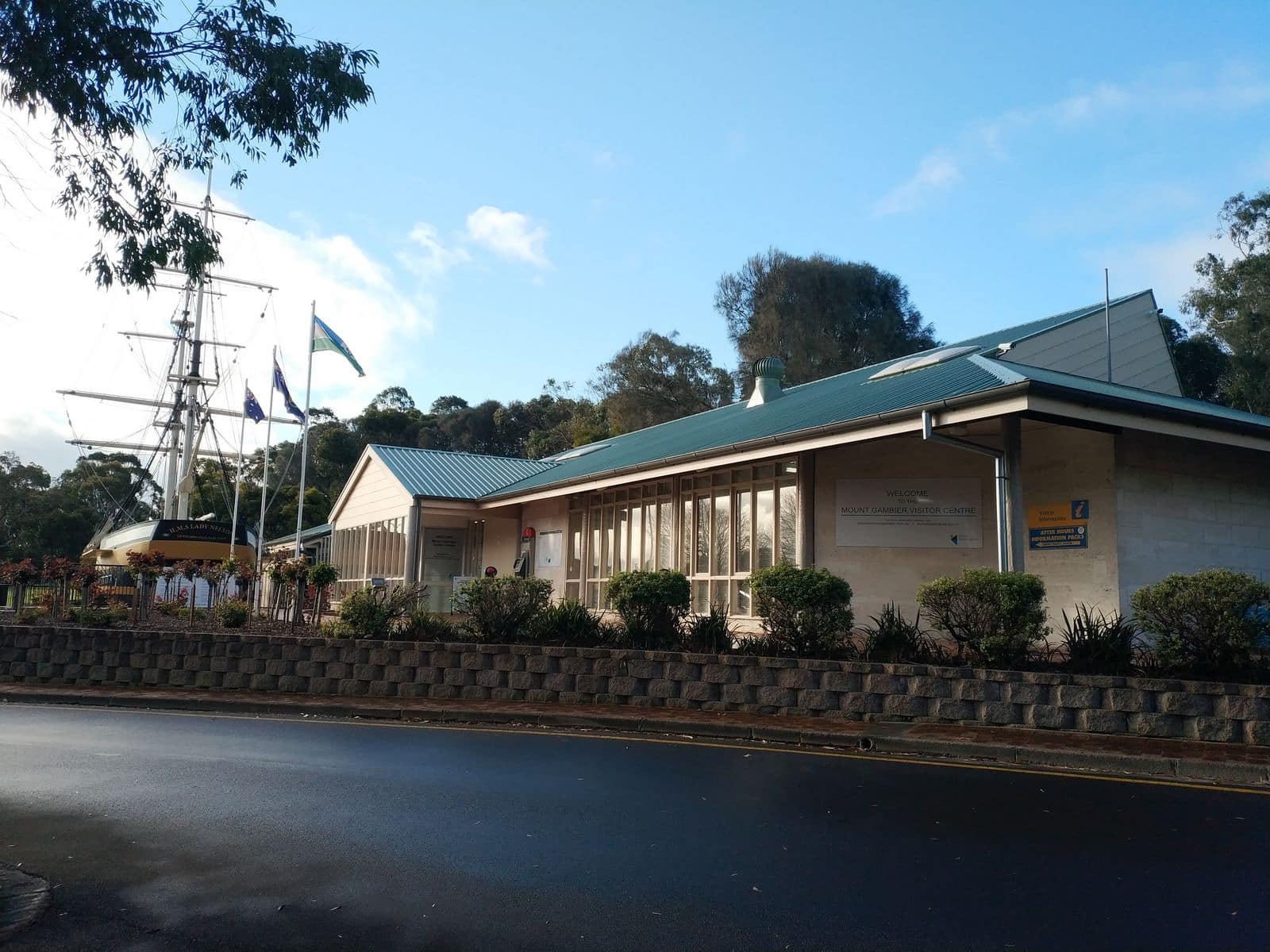 mount gambier tourist information centre